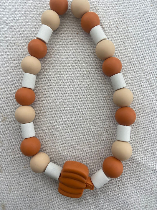 Collier antiparasitaire en perles - citrouilles