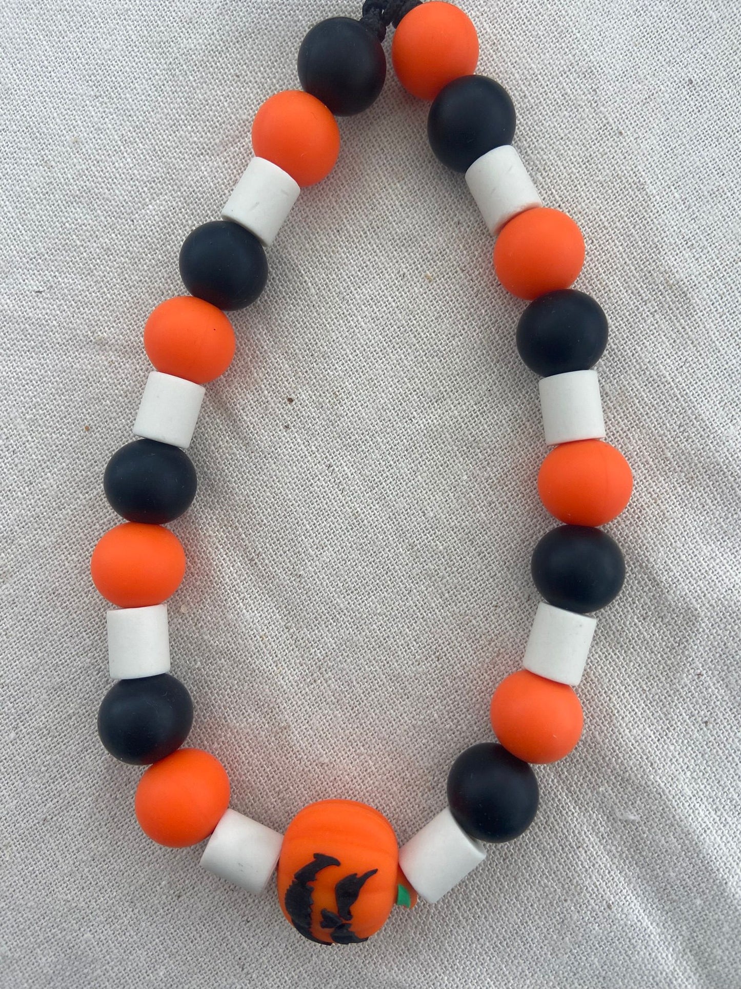 Collier antiparasitaire en perles - halloween
